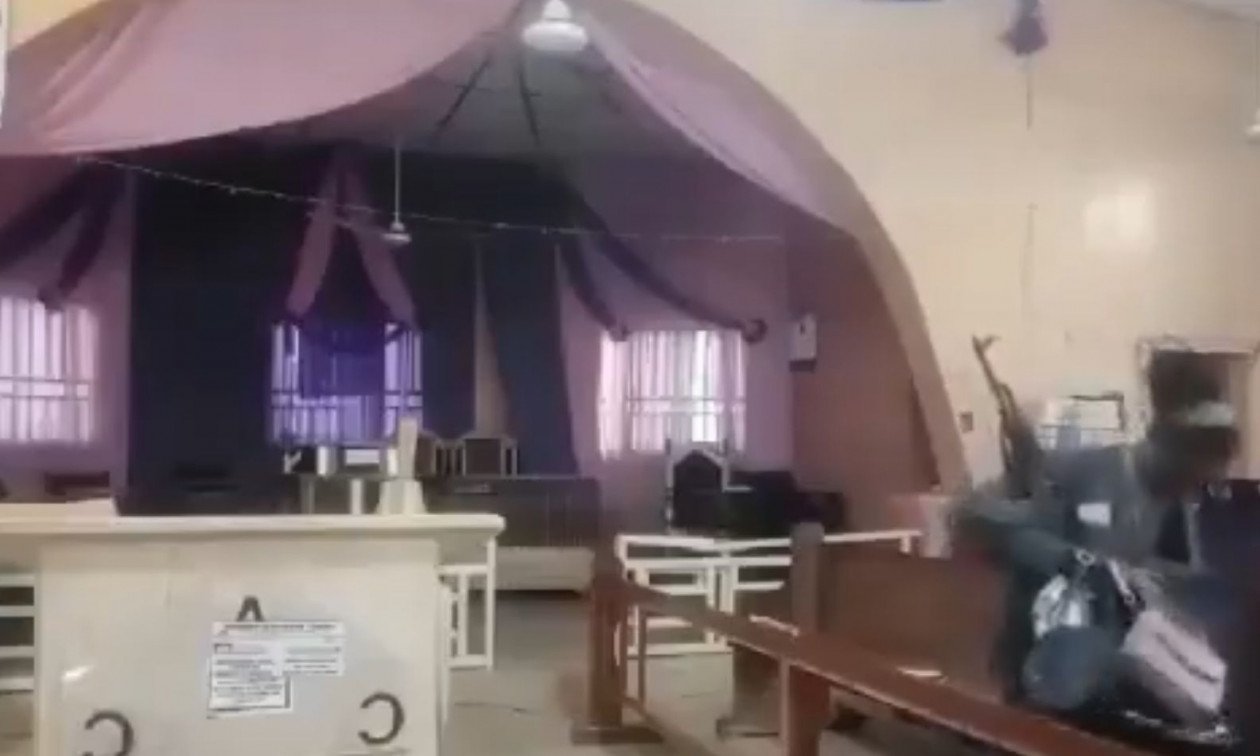 Η τρομακτική στιγμή που ένοπλοι εισβάλουν σε εκκλησία στη Νιγηρία – Απήγαγαν τον πάστορα – Βίντεο