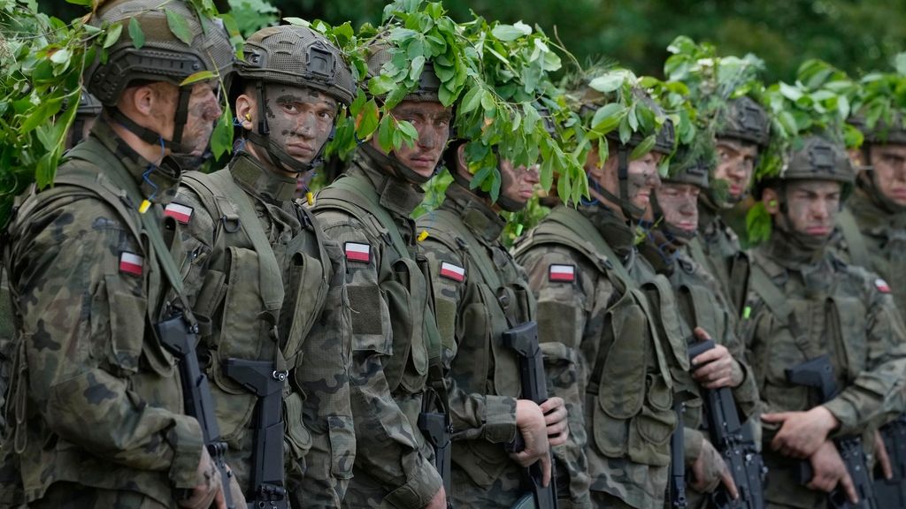 Πολωνία: Κατεβάζει 10.000 στρατιώτες στους δρόμους για την προστασία των υποδομών