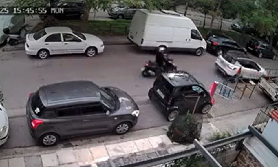 Νέος Κόσμος: Καρέ καρέ η δολοφονική επίθεση στον 58χρονο οδηγό μετά την καταδίωξη