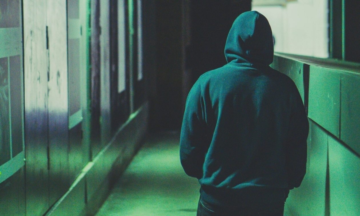 Πάτρα: Άγρια επίθεση ομάδας κουκουλοφόρων με ρόπαλα εναντίον 18χρονου