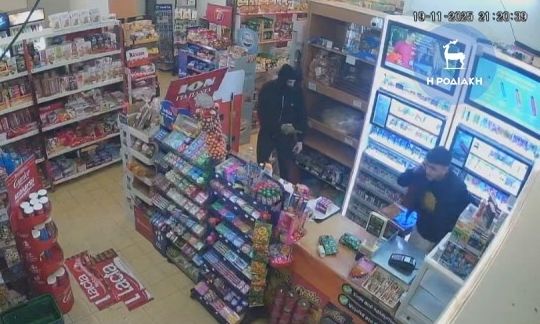 Ρόδος: Τρόμος για υπάλληλο μίνι μάρκετ- Κουκουλοφόρος τον απείλησε με μαχαίρι για να τον ληστέψει