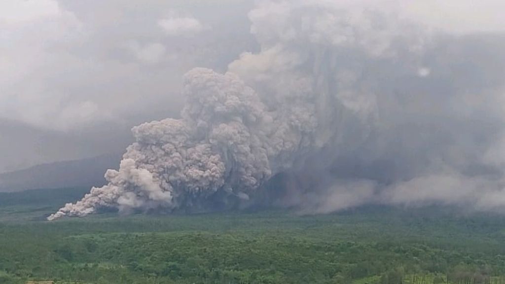 Συναγερμός στην Ινδονησία: Έκρηξη ηφαιστείου προκαλεί μαζικές εκκενώσεις χωριών – βίντεο