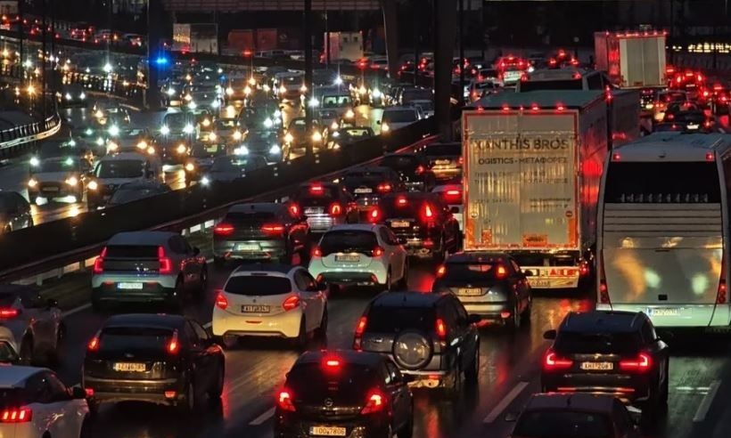 Κίνηση στους δρόμους: Τροχαίο στην Κηφισίας – Στο «κόκκινο» Κηφισός και Αττική Οδός