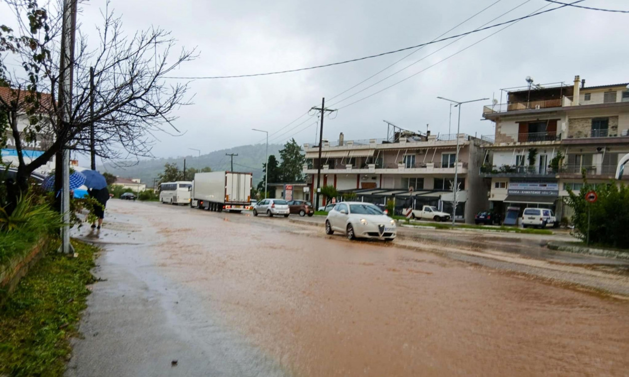 Καιρός: Σφοδρή βροχόπτωση στην Φιλιππιάδα – Πλημμύρισαν δρόμοι, καλλιέργειες και το δημοτικό στάδιο
