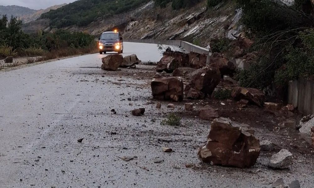 Κακοκαιρία: Κατολισθήσεις και κλειστοί δρόμοι στα Τζουμέρκα – Έκκληση για περιορισμό μετακινήσεων