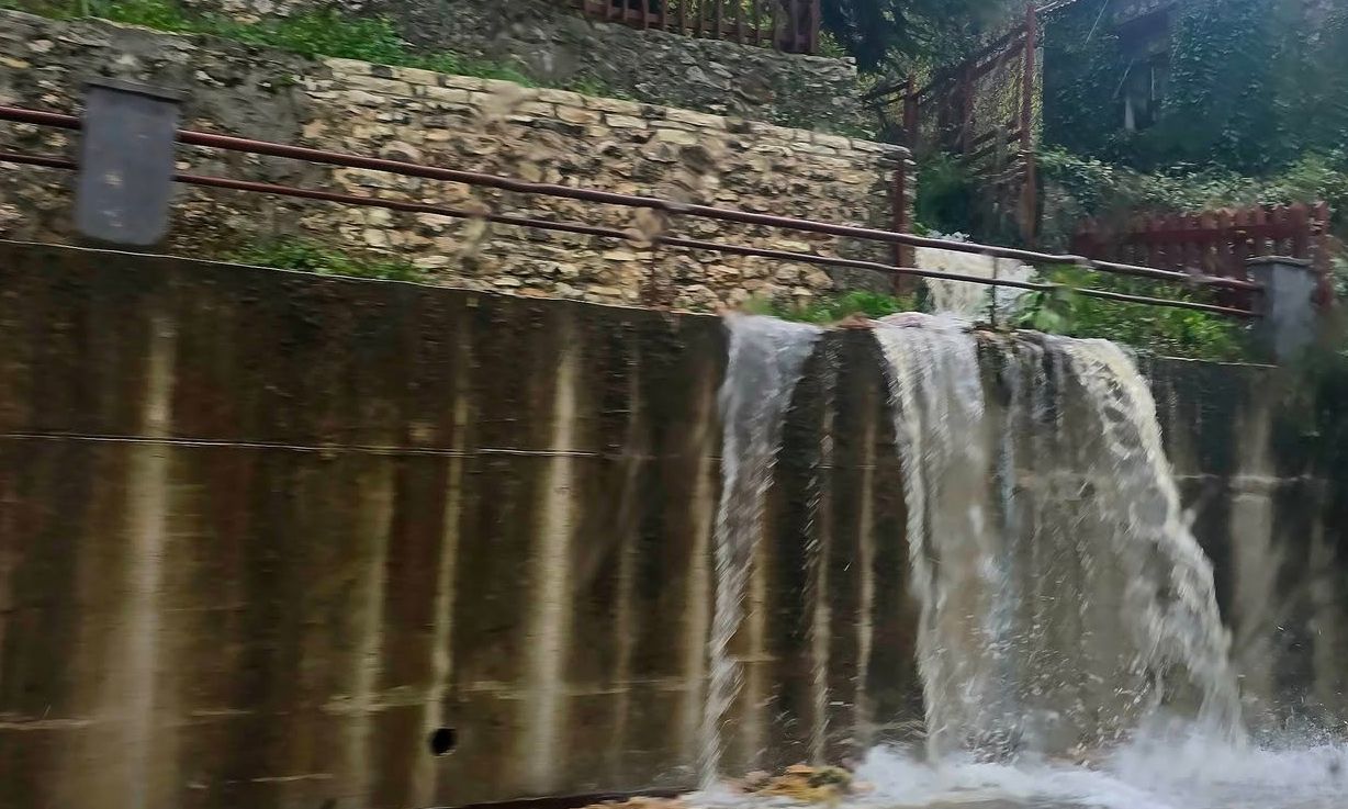 Η κακοκαιρία πλήττει την Ήπειρο: Εικόνες καταστροφής και μηνύματα του 112