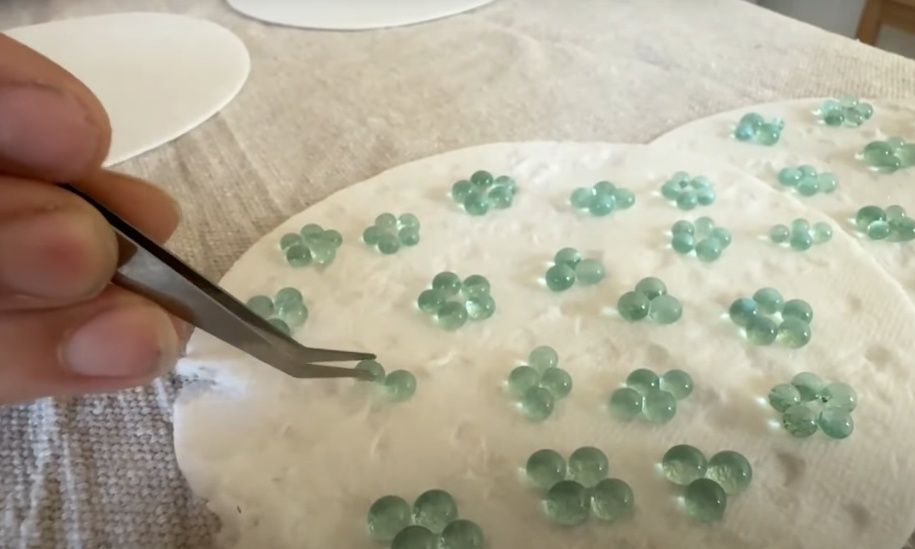 Καλιφόρνια: Καλλιτέχνιδα μετατρέπει τα θραύσματα από διαρρήξεις σε… κοσμήματα