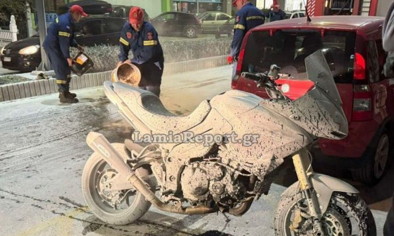 Λαμία: Μοτοσικλετιστής έκανε ελιγμό για να αποφύγει πεζή και τράκαρε με παρκαρισμένο ΙΧ