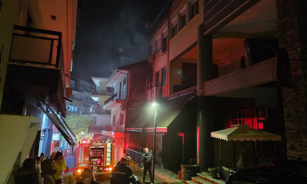 Αναστάτωση στα Γρεβενά: Φωτιά σε πολυκατοικία στο κέντρο της πόλης – Απεγκλωβίστηκαν πέντε άτομα