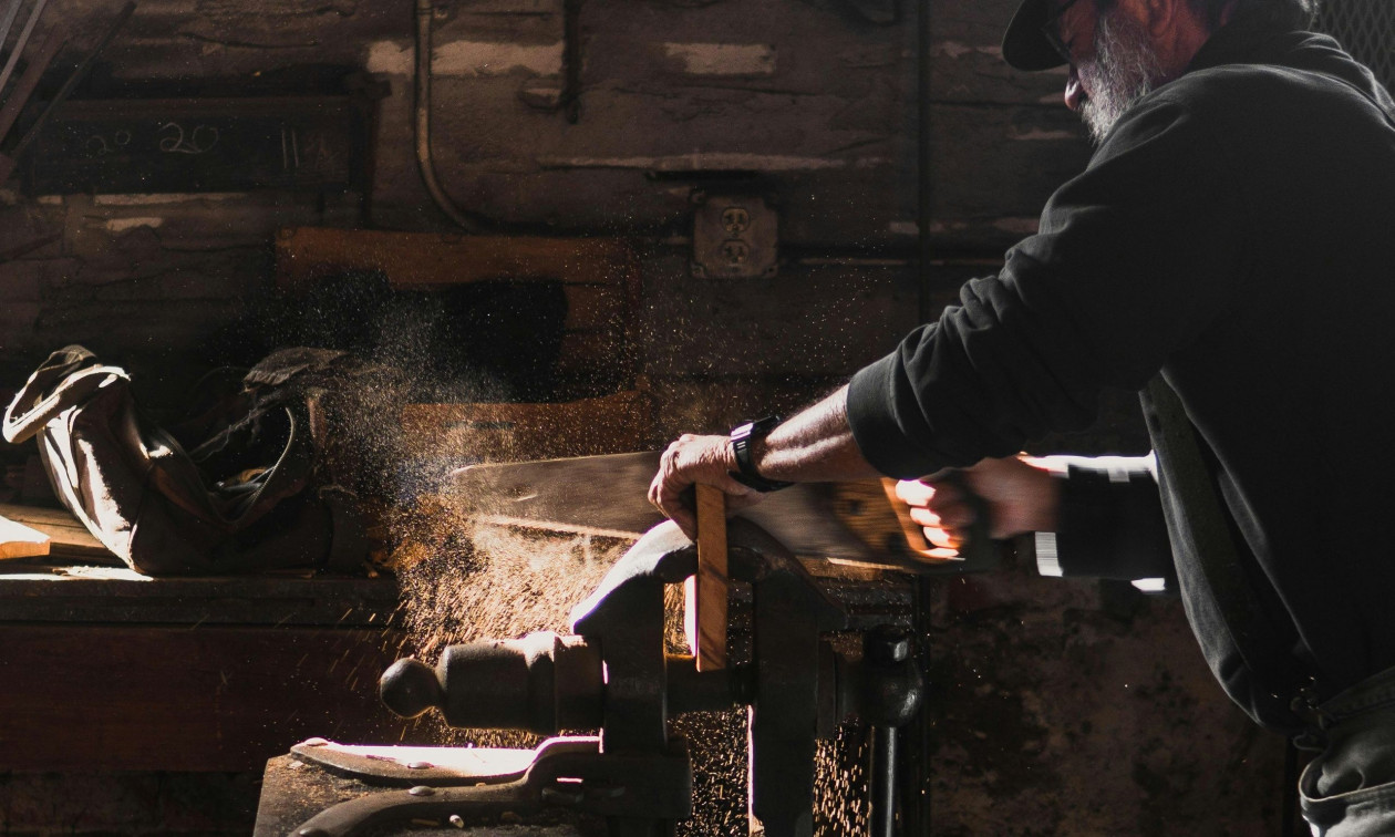 Εκτοξεύτηκε ο αριθμός των συνταξιούχων που εργάζονται – Χρηματοδοτούν οι ίδιοι τις συντάξεις τους