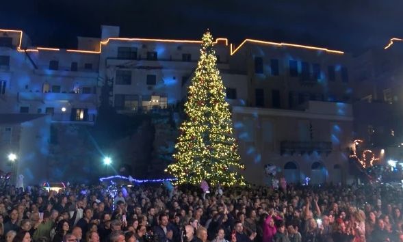 Τα Χανιά υποδέχθηκαν τα Χριστούγεννα: «Έλαμψε» το ενετικό λιμάνι και το χριστουγεννιάτικο δέντρο