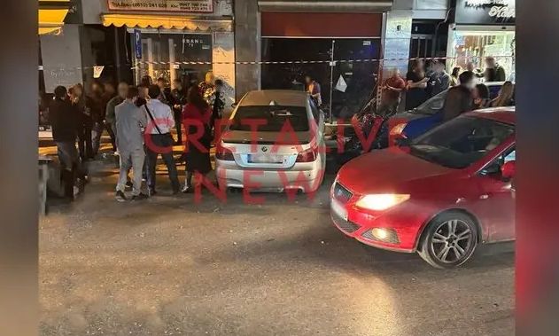 Ηράκλειο: Έκανε επικίνδυνους ελιγμούς, έχασε τον έλεγχο και συγκρούστηκε με σταθμευμένα οχήματα