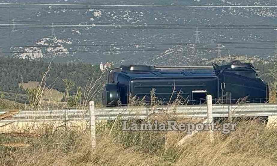 Λαμία: Διακοπή κυκλοφορίας στην εθνική οδό λόγω φωτιάς – Τούμπαρε αυτοκίνητο