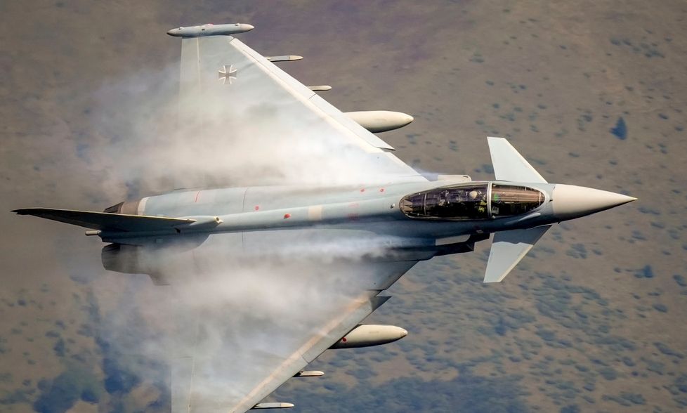 Πρωτοφανές: Κινέζικο drone «ξεπατίκωσε» τη λειτουργία μαχητικού αεροσκάφους Eurofighter