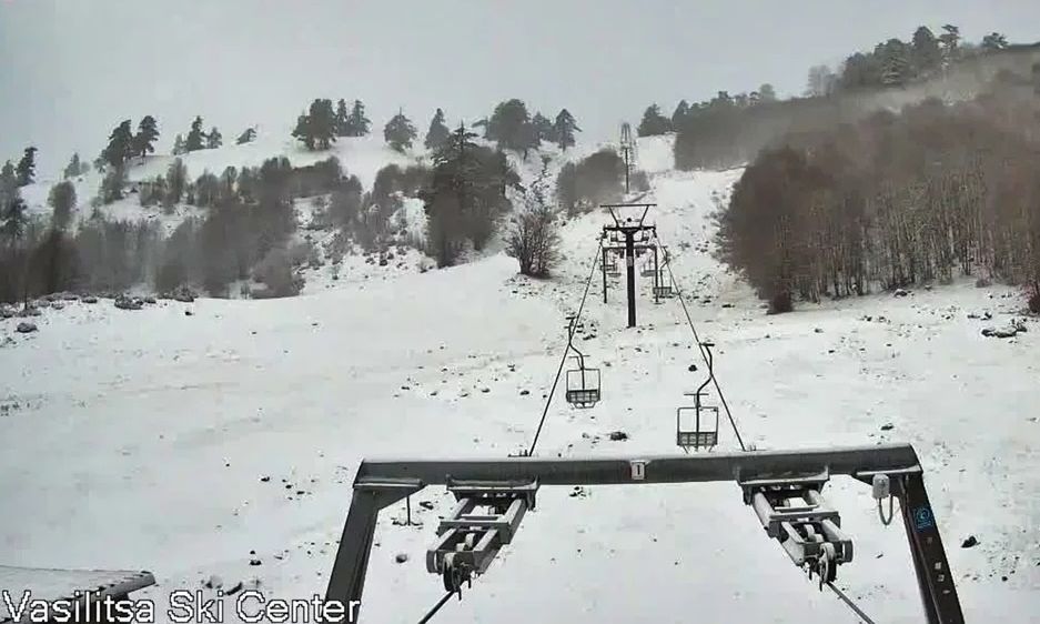 Στα λευκά η Βασιλίτσα Γρεβενών – Συνεχίζεται η χιονόπτωση