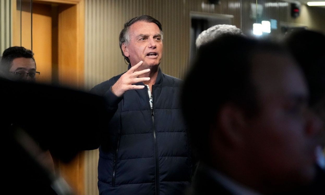 Βραζιλία: Ο πρώην πρόεδρος Μπολσονάρο έκοψε το βραχιολάκι του με ηλεκτροσυγκόλληση