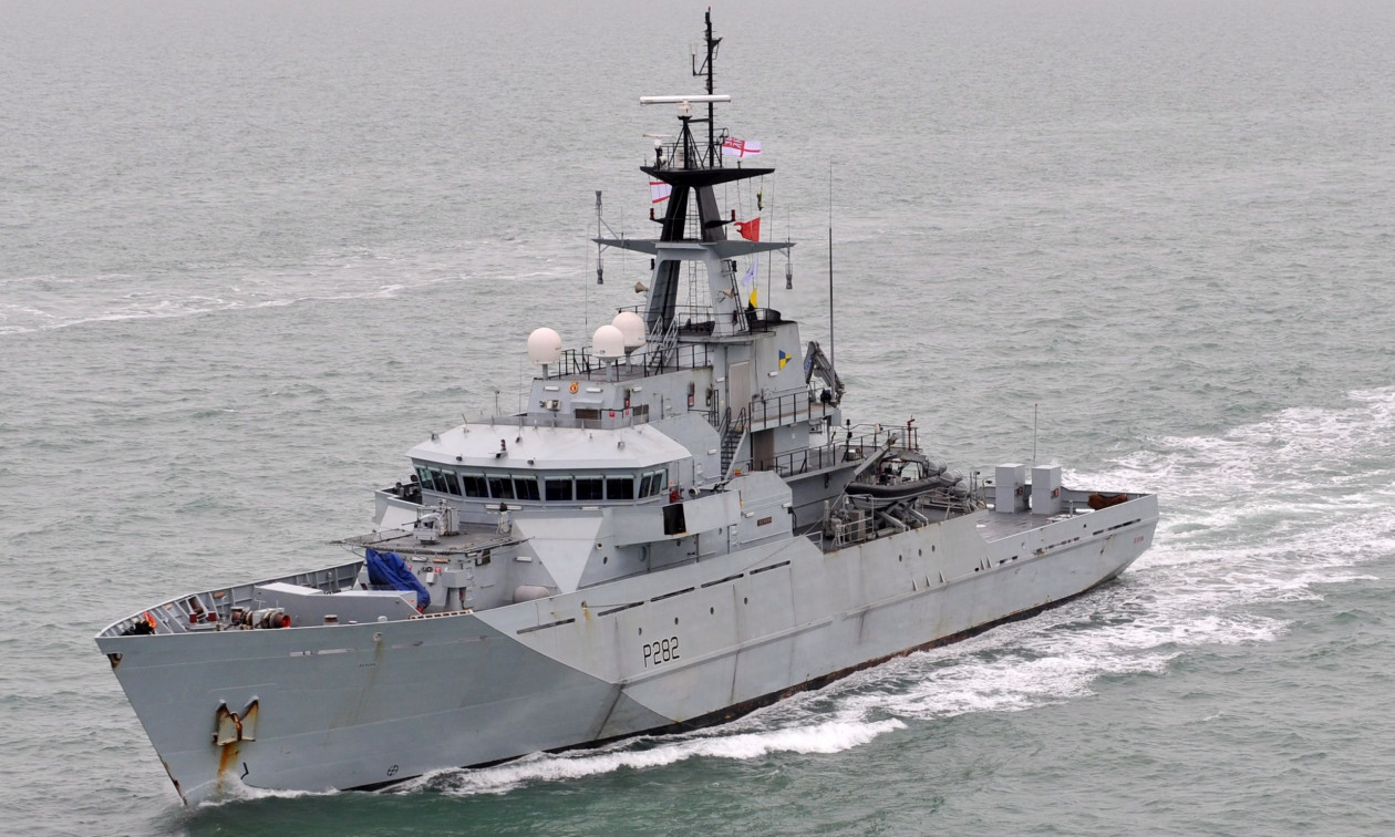 Βρετανικό πολεμικό πλοίο αναχαίτισε δύο ρωσικά σκάφη κοντά στις ακτές του Ηνωμένου Βασιλείου