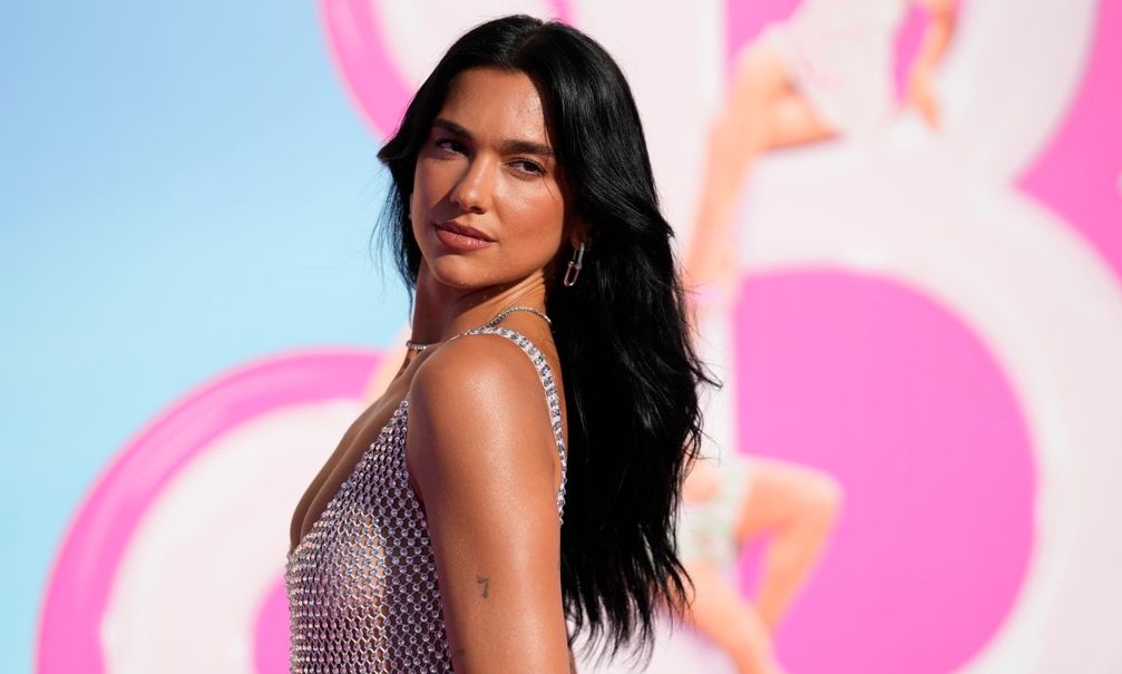 Dua Lipa: Πόζαρε με μικροσκοπικό μαγιό στη Βραζιλία