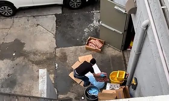 Καλιφόρνια: Eργαζόμενος εστιατορίου πετάει παϊδάκια σε βρώμικο πεζοδρόμιο για να τα ξεπαγώσει