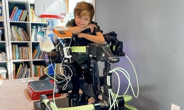 Καναδάς: Αγόρι κατάφερε να περπατήσει για πρώτη φορά χάρη σε πρωτοποριακό μηχάνημα