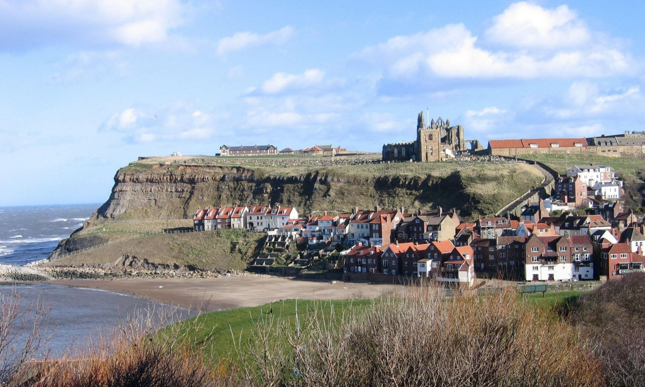 Αγγλία: Βουτιά θανάτου για ηλικιωμένο ζευγάρι στα βράχια του Γουίτμπι – Τι αποκάλυψε η έρευνα