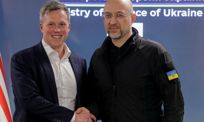 FT: Οι ΗΠΑ διεξάγουν μυστικές συνομιλίες με τη Ρωσία και την Ουκρανία στο Αμπού Ντάμπι