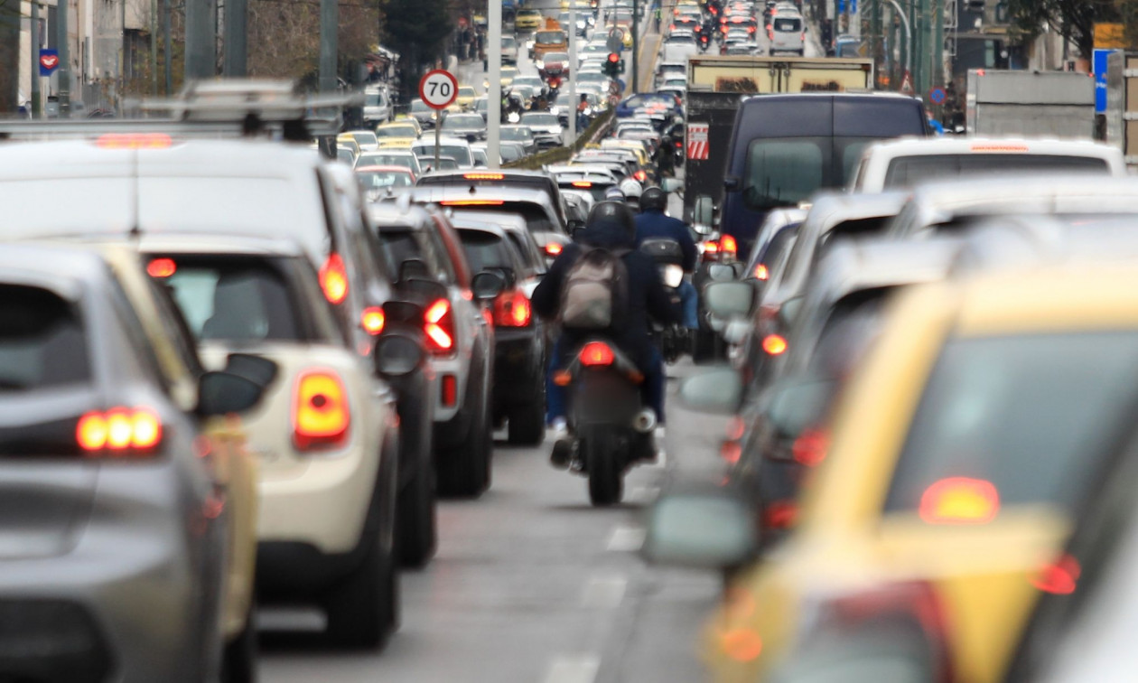 Κίνηση τώρα: «Απέραντο πάρκινγκ» η Κηφισίας – Μεγάλες καθυστερήσεις σε Κηφισό και Αττική Οδό