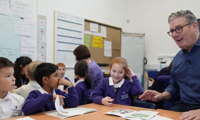 Κιρ Στάρμερ: Υιοθέτησε το trend «6-7» και ξετρέλανε μαθητές δημοτικού – Δείτε το βίντεο