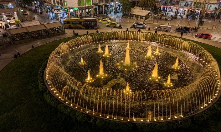 Η Ομόνοια φωτίζεται κίτρινη: Η καρδιά της πόλης για πρώτη φορά στo χρώμα «Ευχαριστώ»