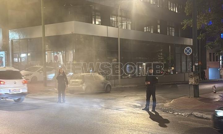 Αυτοκίνητο εν κινήσει πήρε φωτιά στη λεωφόρο Συγγρού – Εικόνες και βίντεο