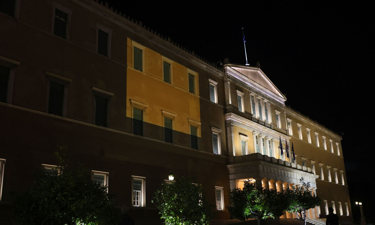 Βουλή: Φωταγωγήθηκε το Κοινοβουλίο για την ημέρα ενάντια στην έμφυλη βία κατά των γυναικών