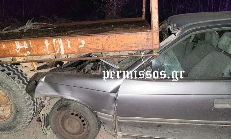 Αλίαρτος: Αυτοκίνητο «καρφώθηκε» σε καρότσα τρακτέρ – Βίντεο και φωτογραφίες
