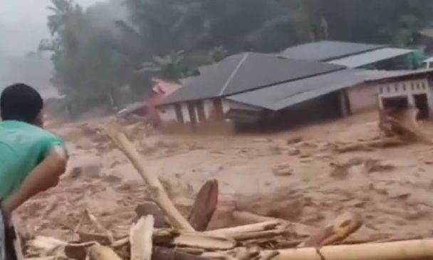 Φονικές πλημμύρες στην Ινδονησία: Τουλάχιστον οκτώ νεκροί και πενήντα τραυματίες – Δείτε βίντεο