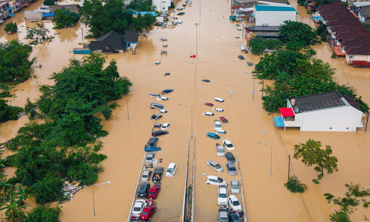 Φονικές πλημμύρες στην Ταϊλάνδη: Τουλάχιστον 33 νεκροί, ανυπολόγιστες ζημιές – Βίντεο