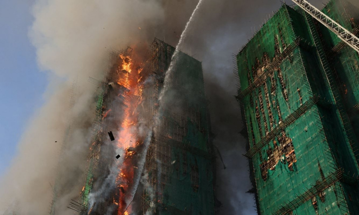 Στις φλόγες ουρανοξύστης του Χονγκ Κονγκ: Τουλάχιστον 4 νεκροί, δεκάδες οι εγκλωβισμένοι