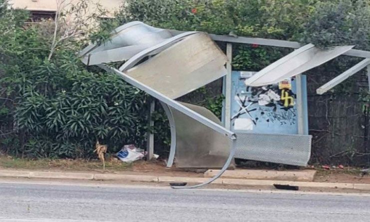 Τροχαίο στη Λ. Αθηνών Σουνίου – Καταστράφηκε ολοσχερώς στάση λεωφορείου