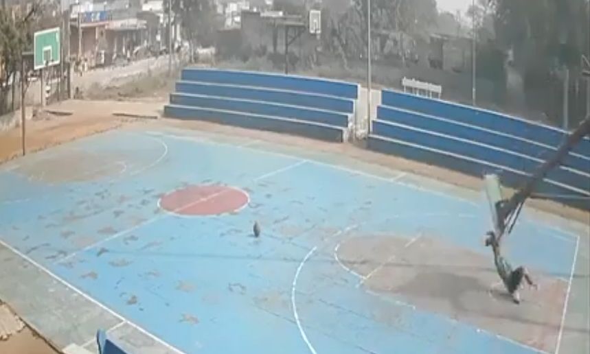 Ινδία: 16χρονος νεκρός την ώρα προπόνησης – Κατέρρευσε πάνω του η μπασκέτα – Βίντεο