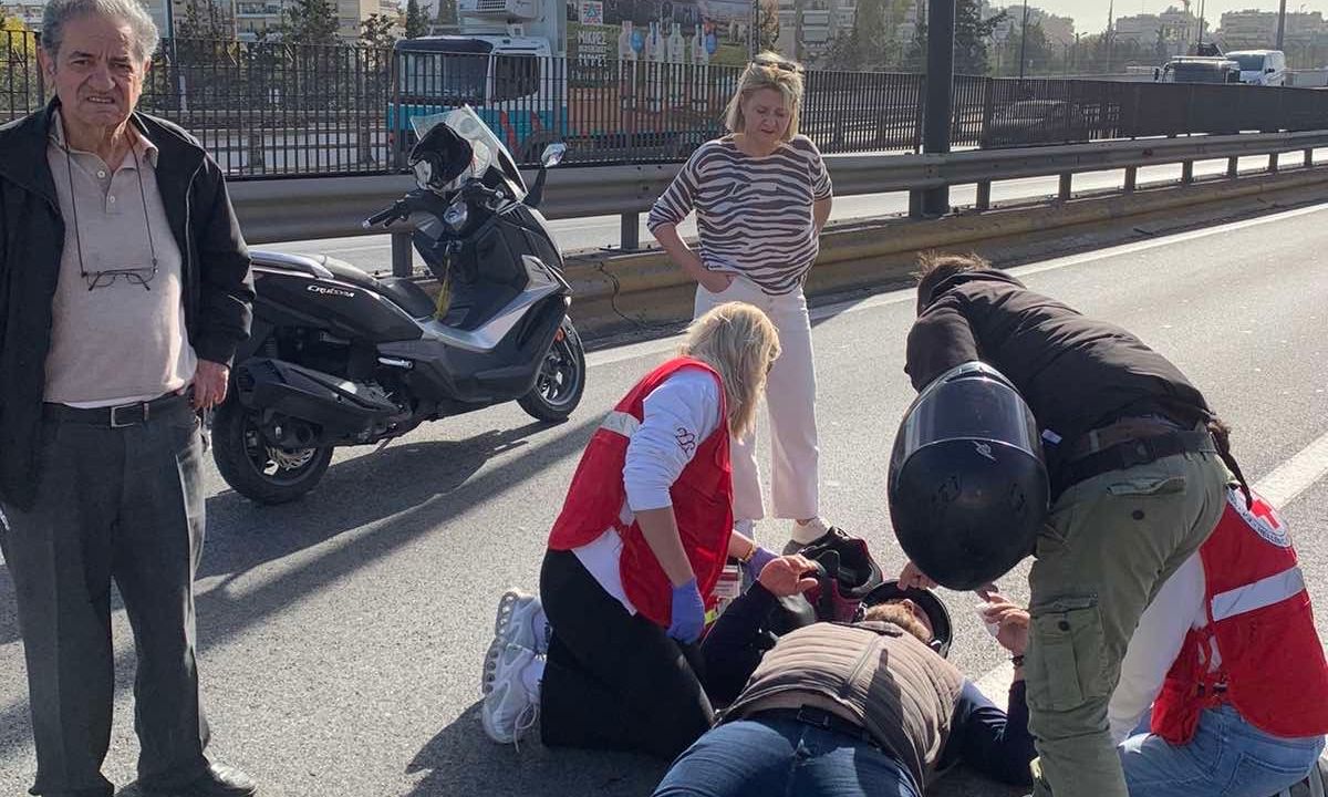 Ελληνικός Ερυθρός Σταυρός: Νοσηλεύτριες προσέφεραν Πρώτες Βοήθειες σε τραυματία στη Λεωφόρου Κηφισού