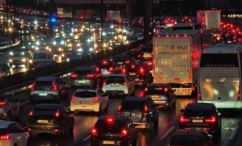 Κίνηση: Σοβαρά προβλήματα στους δρόμους της Αττικής – Αυξημένη κίνηση σε όλο το Λεκανοπέδιο