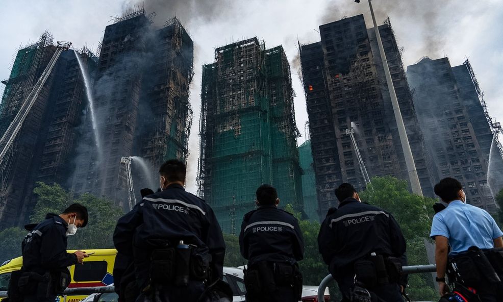 Πυρκαγιά στο Χονγκ Κονγκ: Μάχη με τον χρόνο για να βρεθούν επιζώντες στα διαμερίσματα