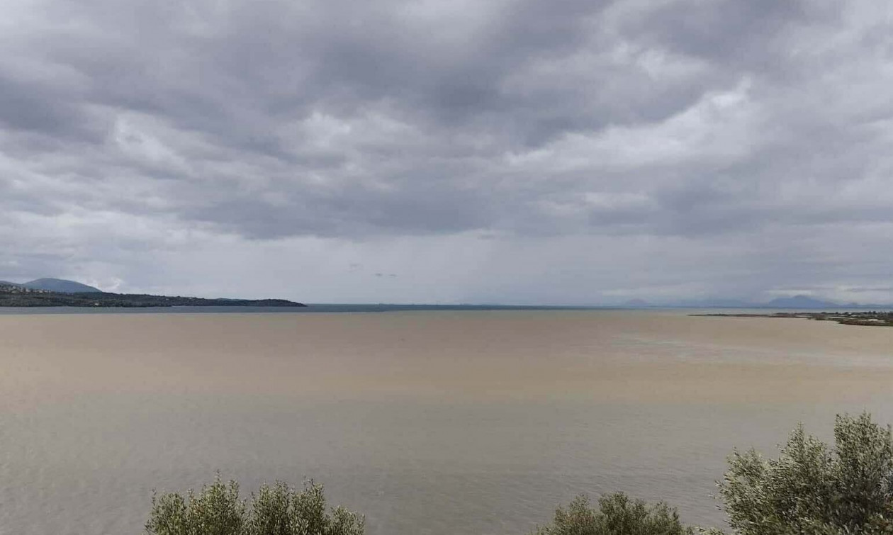 Κακοκαιρία «Adel»: Φούσκωσαν οι χείμαρροι στην Αμφιλοχία – Γέμισε με λάσπη ο Αμβρακικός – Βίντεο