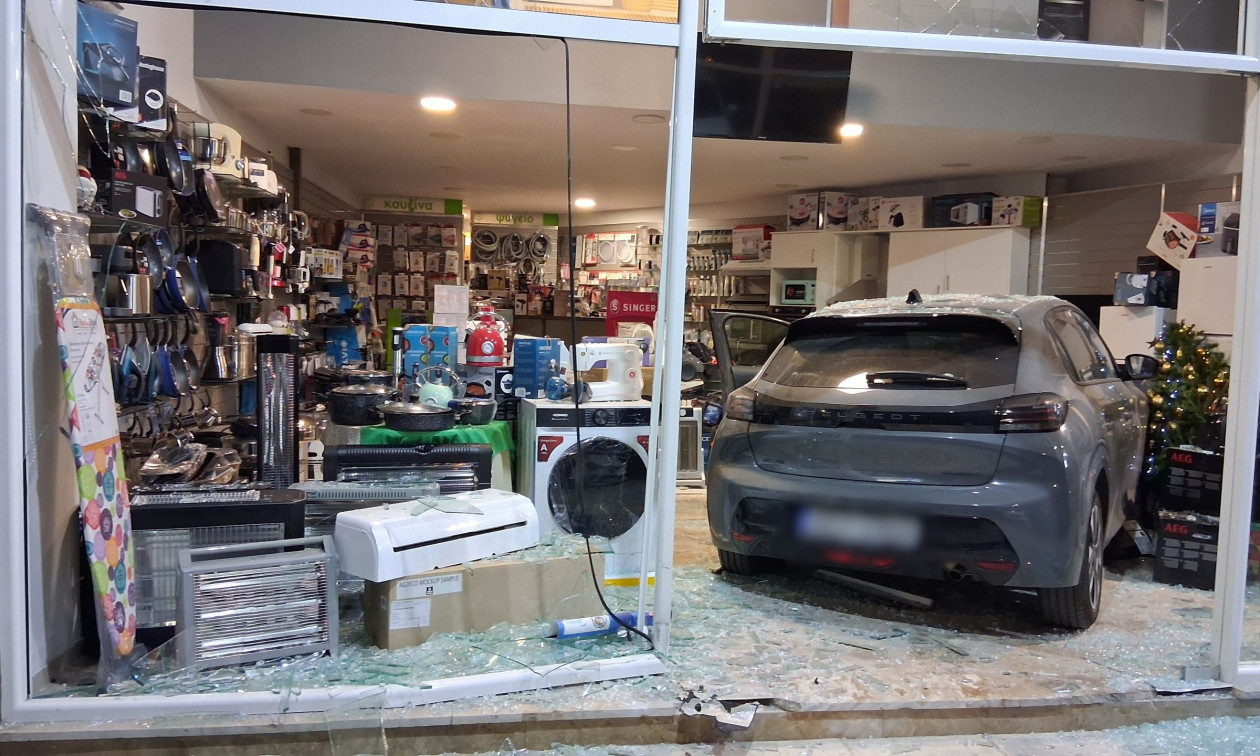 Ναύπλιο: Αυτοκίνητο διαπέρασε τζαμαρία καταστήματος ηλεκτρικών ειδών – Δείτε φωτογραφίες
