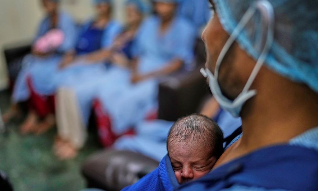 «Πανικοβάλλομαι κάθε φορά που βήχει»: Ο τοξικός αέρας του Δελχί αρρωσταίνει τα παιδιά