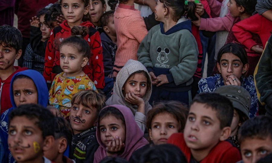 Γάζα: Τα παιδιά επιστρέφουν χωρίς βιβλία και τσάντες σε αυτοσχέδιες σχολικές αίθουσες