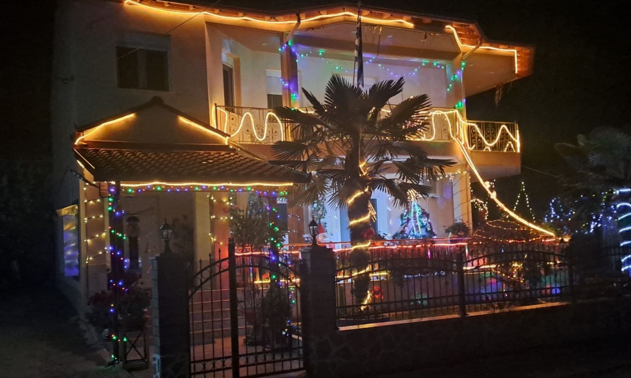 Φλώρινα: Σπίτι με 20.000 λαμπάκια «μεταμορφώνεται» στο σπίτι του Άι Βασίλη κάθε Χριστούγεννα