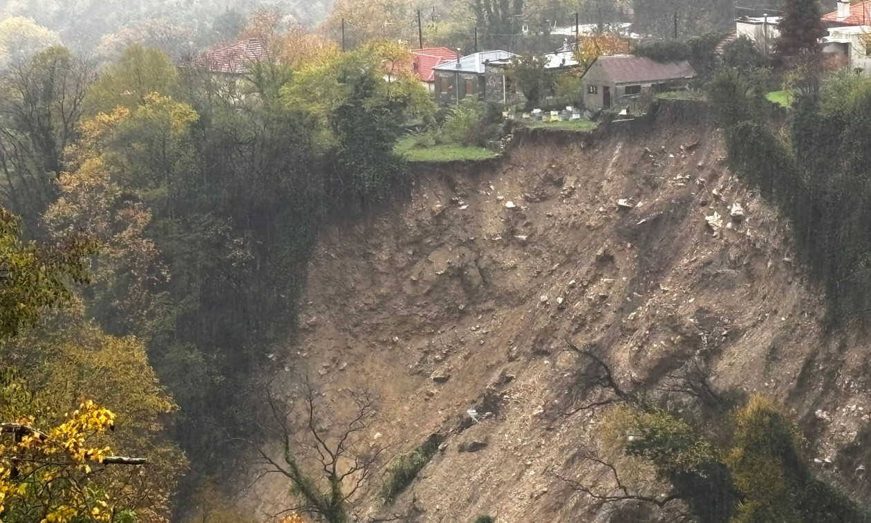 Κακοκαιρία Adel: Εικόνες καταστροφής στα Τζουμέρκα – Στον «αέρα» σπίτια μετά από κατολίσθηση