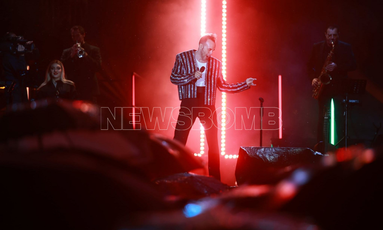 Φωταγώγηση δέντρου στην πλατεία Συντάγματος: Πλήθος κόσμου παρά την έντονη βροχόπτωση