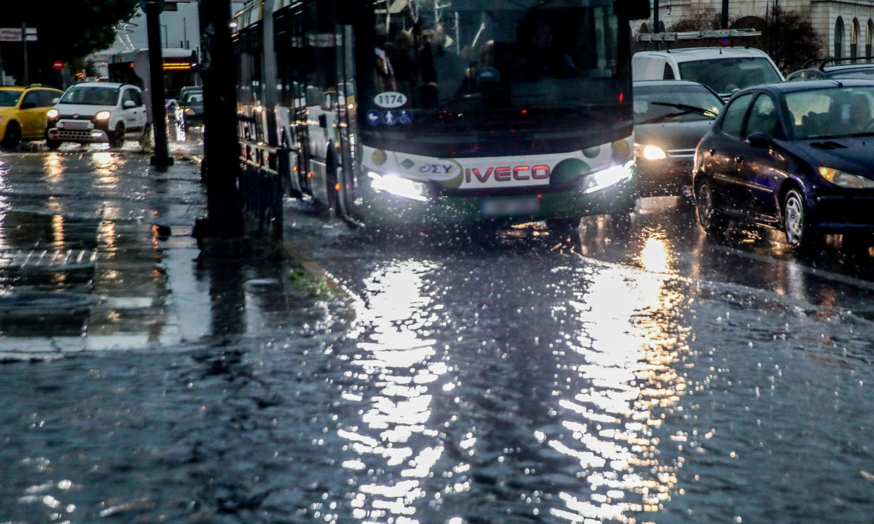 Κακοκαιρία Adel: Διεκόπη η κυκλοφορία στη Λεωφόρο Ποσειδώνος – Απροσπέλαστοι οι δρόμοι