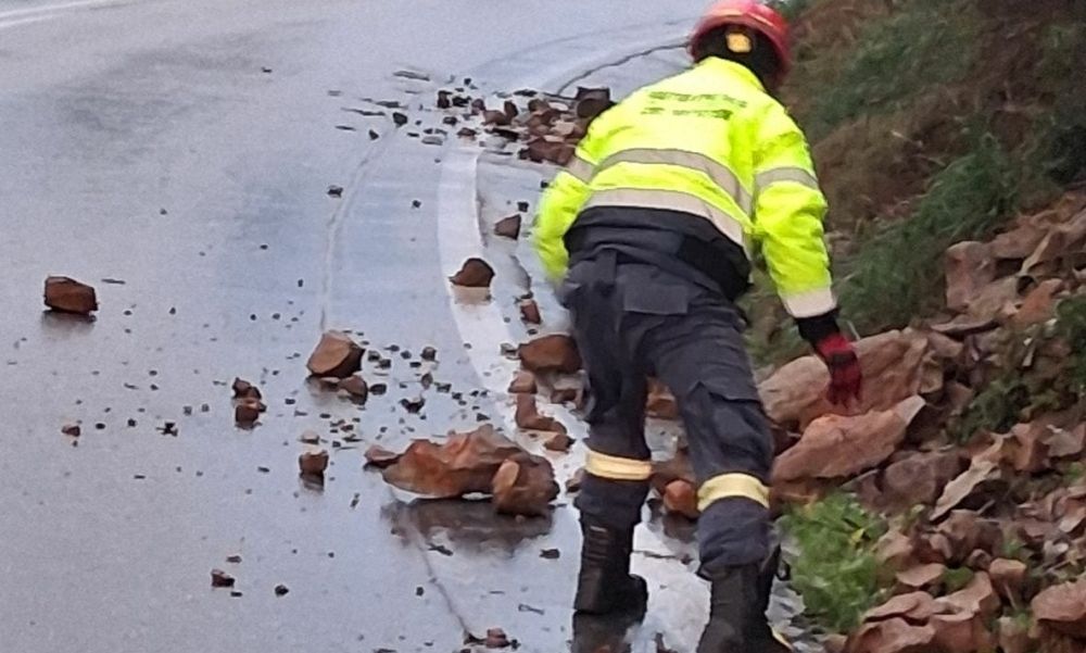 Κακοκαιρία «Adel»: Έκλεισε δρόμος στη Λακωνία – Υπερχείλισε ο Βορβάς