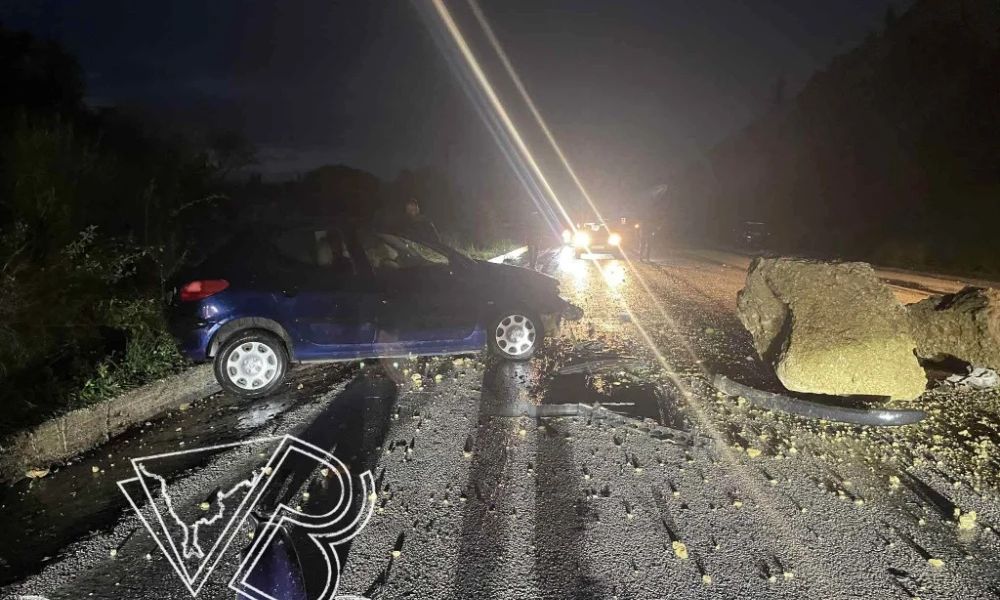 Πρέβεζα: Κατολίσθηση προκάλεσε τροχαίο στην Καστροσυκιά – Ημιφορτηγό κατέληξε σε χαράδρα